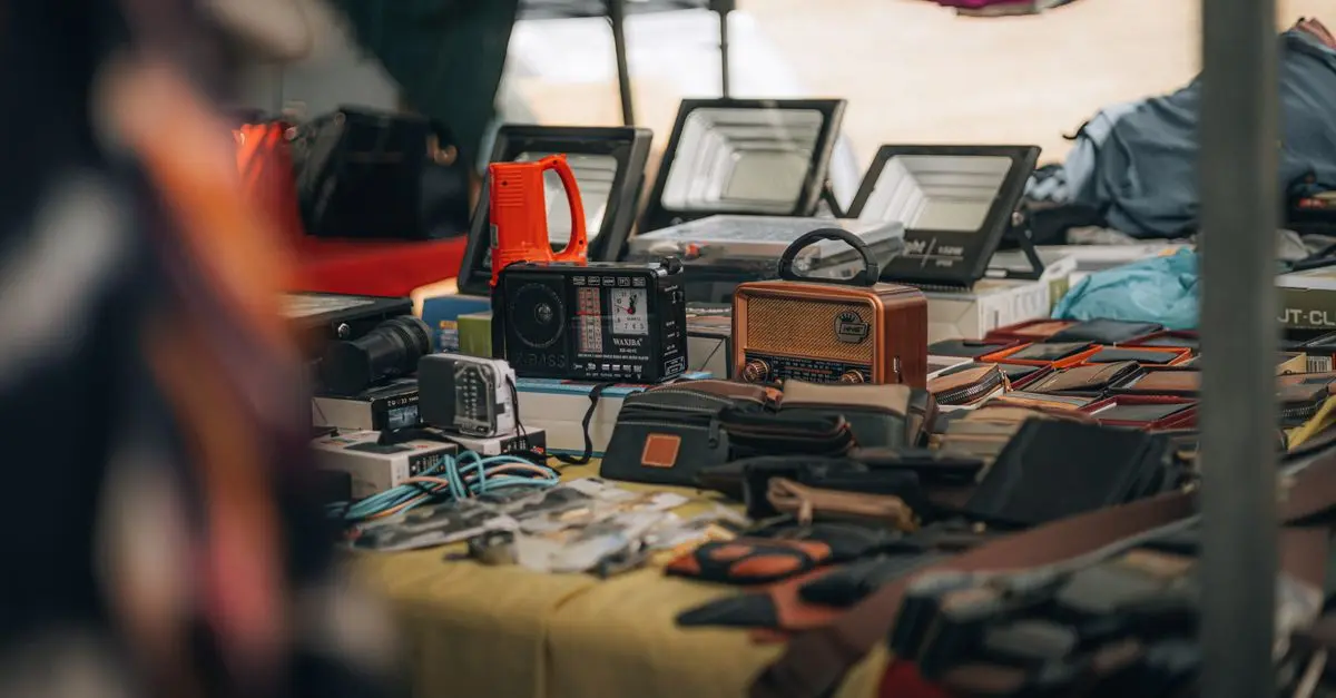 Comment profiter des brocantes pour dénicher des antiquités